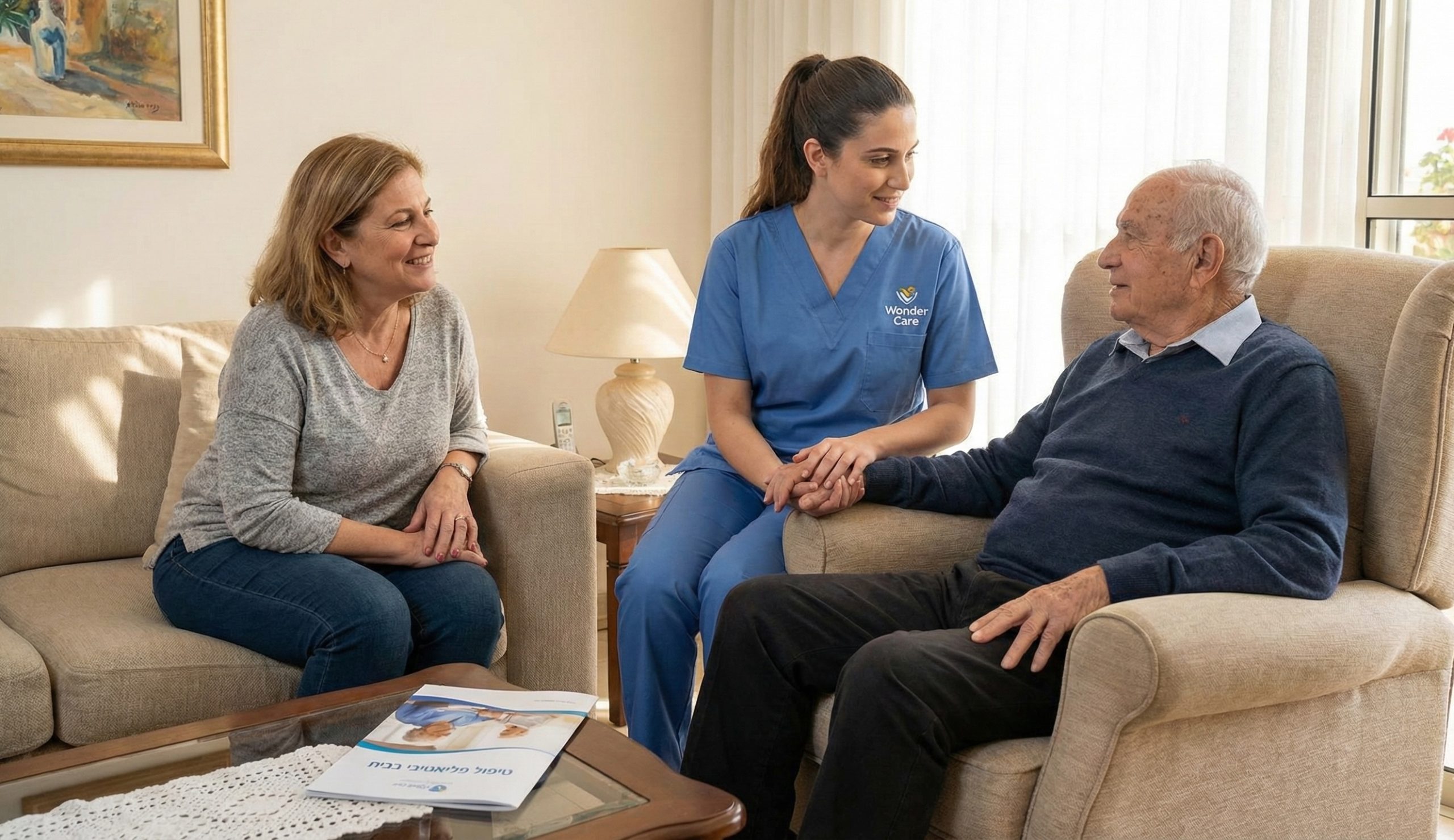 אחות מוסמכת מעניקה טיפול פליאטיבי תומך בבית